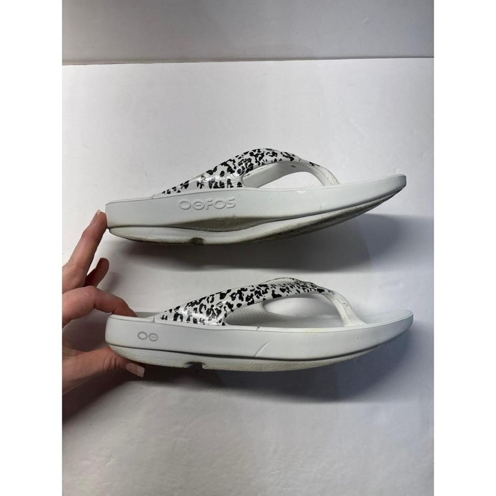 Oofos White & Black Orthodic Flip Flops (sz. 8W) - Picture 6 of 7